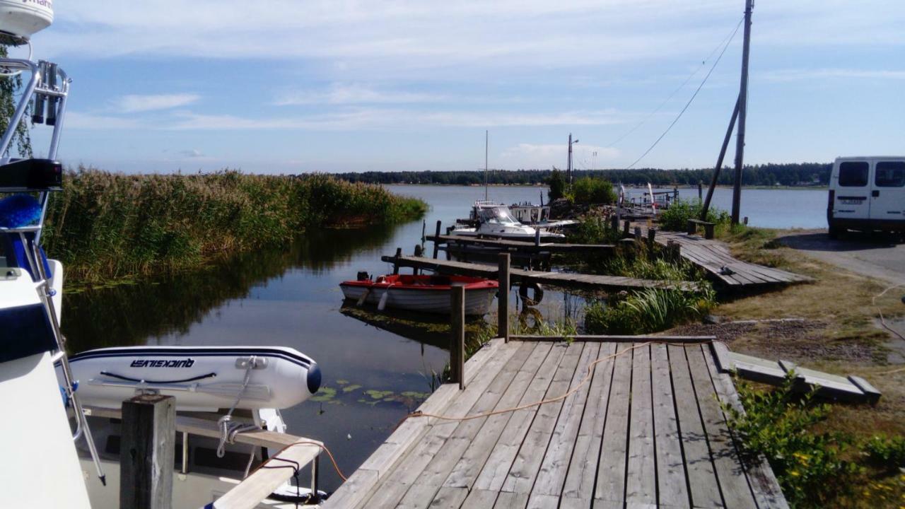 Charmig Villalaegenhet 150 M Fran Vaenerns Strand Mariestad Exterior foto
