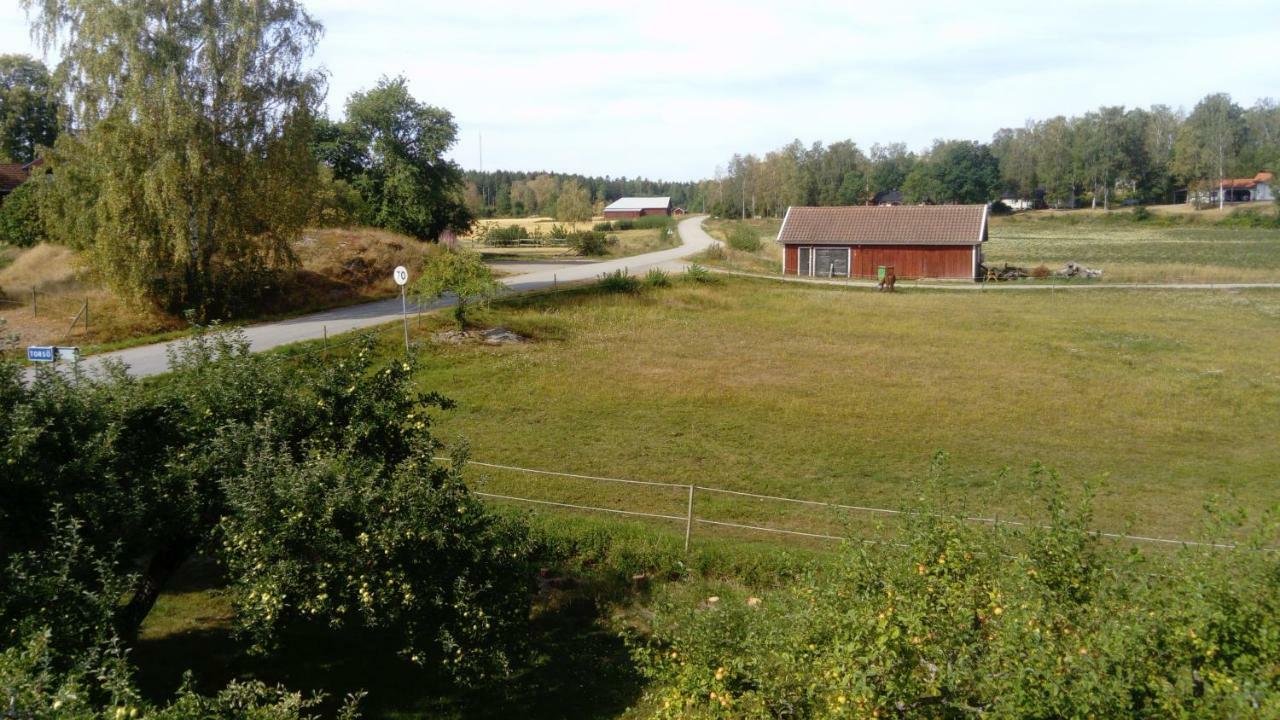 Charmig Villalaegenhet 150 M Fran Vaenerns Strand Mariestad Exterior foto